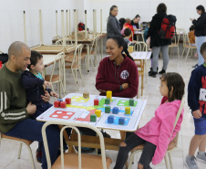 Crianças se divertem no quartel durante comemoração de aniversário do CBMPR  Crédito: CBMPR