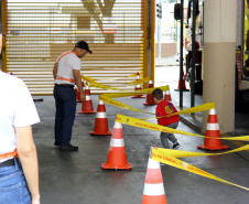 Crianças se divertem no quartel durante comemoração de aniversário do CBMPR  Crédito: CBMPR