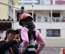 Crianças se divertem no quartel durante comemoração de aniversário do CBMPR  Crédito: CBMPR