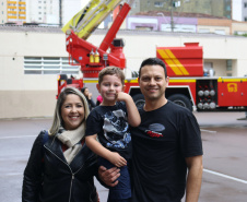 Crianças se divertem no quartel durante comemoração de aniversário do CBMPR  Crédito: CBMPR