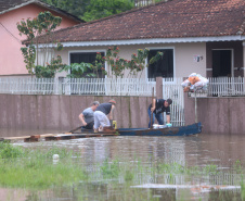 Em União da Vitória, onde o nível do Rio Iguaçu continua acima dos 8 metros, mais 480 cestas básicas enviadas pela Defesa Civil chegaram nesta quarta-feira (18) para serem distribuídas à população. 