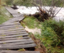 Parte da ponte que leva à cachoeira da Ponte de Pedra e ao mirante do Parque Guartelá caiu.