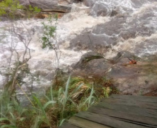 Parte da ponte que leva à cachoeira da Ponte de Pedra e ao mirante do Parque Guartelá caiu.