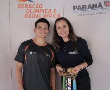 Programa Geração Olímpica e Paralímpica entrega mais de 400 kits para bolsistas da Capital