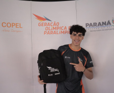 Programa Geração Olímpica e Paralímpica entrega mais de 400 kits para bolsistas da Capital