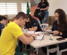 Programa Geração Olímpica e Paralímpica entrega mais de 400 kits para bolsistas da Capital