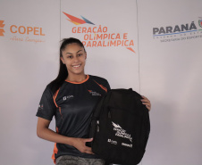 Programa Geração Olímpica e Paralímpica entrega mais de 400 kits para bolsistas da Capital