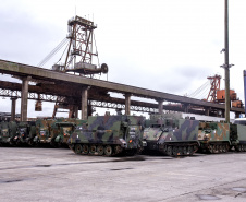 Porto de Paranaguá recebe 30 unidades de blindados para o Exército Brasileiro