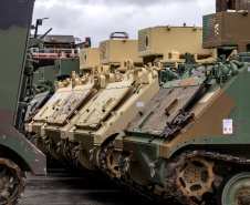 Porto de Paranaguá recebe 30 unidades de blindados para o Exército Brasileiro