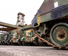 Porto de Paranaguá recebe 30 unidades de blindados para o Exército Brasileiro