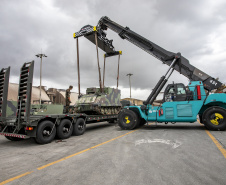 Porto de Paranaguá recebe 30 unidades de blindados para o Exército Brasileiro