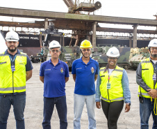 Porto de Paranaguá recebe 30 unidades de blindados para o Exército Brasileiro