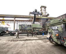 Porto de Paranaguá recebe 30 unidades de blindados para o Exército Brasileiro