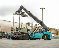 Porto de Paranaguá recebe 30 unidades de blindados para o Exército Brasileiro