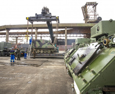 Porto de Paranaguá recebe 30 unidades de blindados para o Exército Brasileiro