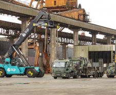 Porto de Paranaguá recebe 30 unidades de blindados para o Exército Brasileiro