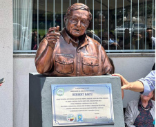 Dia Nacional do Plantio Direto, em Rolândia, com inauguração de busto de Herbert Bartz.