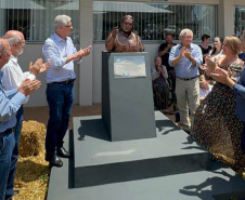 Dia Nacional do Plantio Direto, em Rolândia, com inauguração de busto de Herbert Bartz.