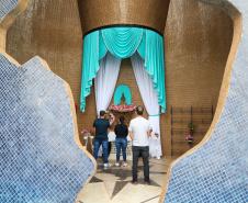 Com o maior monumento dedicado a Nossa Senhora Aparecida na América Latina, Itaipulândia recebe milhares de romeiros no Dia da Padroeira.