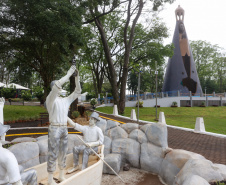 Com o maior monumento dedicado a Nossa Senhora Aparecida na América Latina, Itaipulândia recebe milhares de romeiros no Dia da Padroeira.