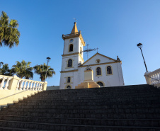 A imponência da Serra do Mar, a arquitetura portuguesa característica das construções históricas e a exuberância dos rios e da flora da Mata Atlântica são o pano de fundo para milhares de turistas que visitam diariamente as cidades de Morretes, Antonina e Paranaguá em busca do prato mais famoso da região e do Paraná: o barreado.