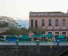 A imponência da Serra do Mar, a arquitetura portuguesa característica das construções históricas e a exuberância dos rios e da flora da Mata Atlântica são o pano de fundo para milhares de turistas que visitam diariamente as cidades de Morretes, Antonina e Paranaguá em busca do prato mais famoso da região e do Paraná: o barreado.