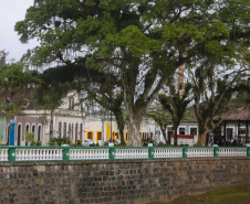 A imponência da Serra do Mar, a arquitetura portuguesa característica das construções históricas e a exuberância dos rios e da flora da Mata Atlântica são o pano de fundo para milhares de turistas que visitam diariamente as cidades de Morretes, Antonina e Paranaguá em busca do prato mais famoso da região e do Paraná: o barreado.