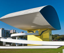 Museu Oscar Niemeyer promove exposição do artista paranaense Mario Rubinski