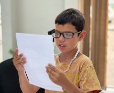 Óculos com inteligência artificial transforma vidas de alunos com deficiência visual no Paraná