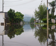 Em União da Vitória, onde o nível do Rio Iguaçu continua acima dos 8 metros, mais 480 cestas básicas enviadas pela Defesa Civil chegaram nesta quarta-feira (18) para serem distribuídas à população. 