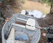 Fiscais do IAT encontraram três ranchos que serviam de alojamento para caçadores às margens do Rio Tibagi, em Ponta Grossa.
