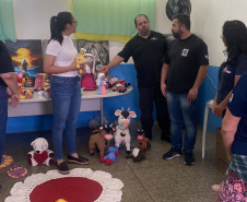 Em Foz do Iguaçu, Polícia Penal realiza entrega de Amigurumis para ONG e Delegacia da Mulher