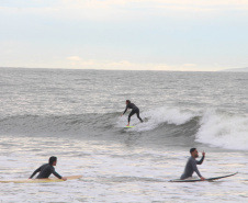 Instalação de estruturas marítimas fez com que Matinhos ganhasse pelo menos outros três pontos para a prática do surf: na Barrinha, Riviera e Flórida.