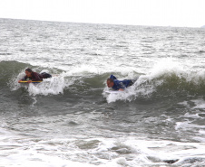 Instalação de estruturas marítimas fez com que Matinhos ganhasse pelo menos outros três pontos para a prática do surf: na Barrinha, Riviera e Flórida.