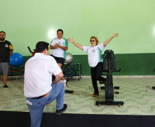 Governador entrega rede de esgoto, centro de convivência e moradias em Leópolis