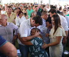 Governador entrega rede de esgoto, centro de convivência e moradias em Leópolis