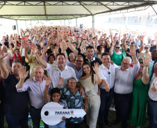 Governador entrega rede de esgoto, centro de convivência e moradias em Leópolis