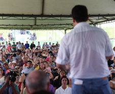 Governador entrega rede de esgoto, centro de convivência e moradias em Leópolis