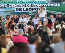 Governador entrega rede de esgoto, centro de convivência e moradias em Leópolis