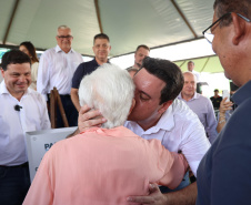 Governador entrega rede de esgoto, centro de convivência e moradias em Leópolis