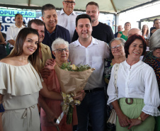 Governador entrega rede de esgoto, centro de convivência e moradias em Leópolis