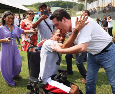 Governador entrega rede de esgoto, centro de convivência e moradias em Leópolis