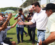 Governador entrega rede de esgoto, centro de convivência e moradias em Leópolis