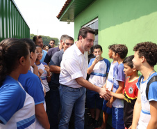 Governador entrega rede de esgoto, centro de convivência e moradias em Leópolis