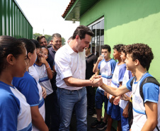 Governador entrega rede de esgoto, centro de convivência e moradias em Leópolis