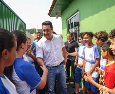 Governador entrega rede de esgoto, centro de convivência e moradias em Leópolis