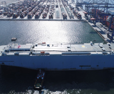  Portos do Paraná realiza operação inédita para atracação de navio de cargas rolantes