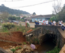 Sanepar realiza ações de sustentabilidade com estudantes em manancial de Bituruna