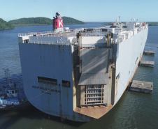  Portos do Paraná realiza operação inédita para atracação de navio de cargas rolantes