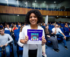 Alunos da rede estadual distribuem autógrafos em evento de lançamento de livros autorais